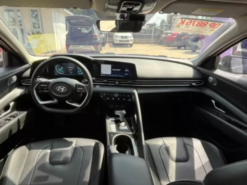 Hyundai Elantra   - 2021