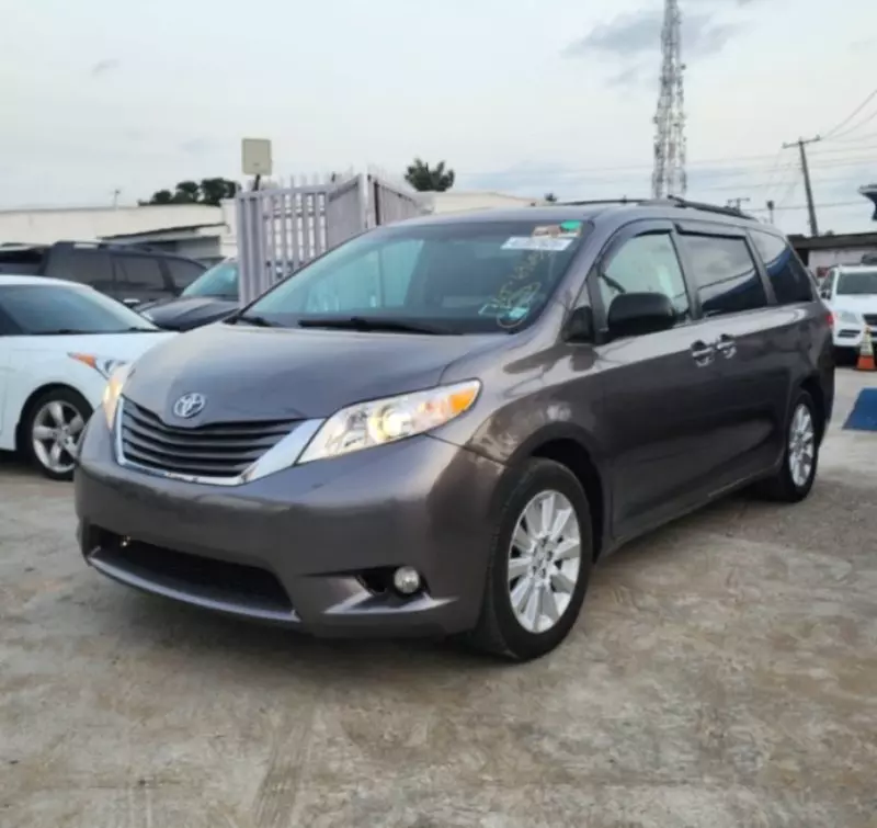 Toyota Sienna   - 2013