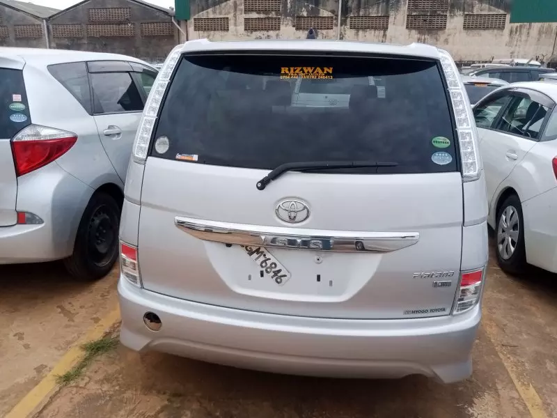 Toyota Isis    - 2011
