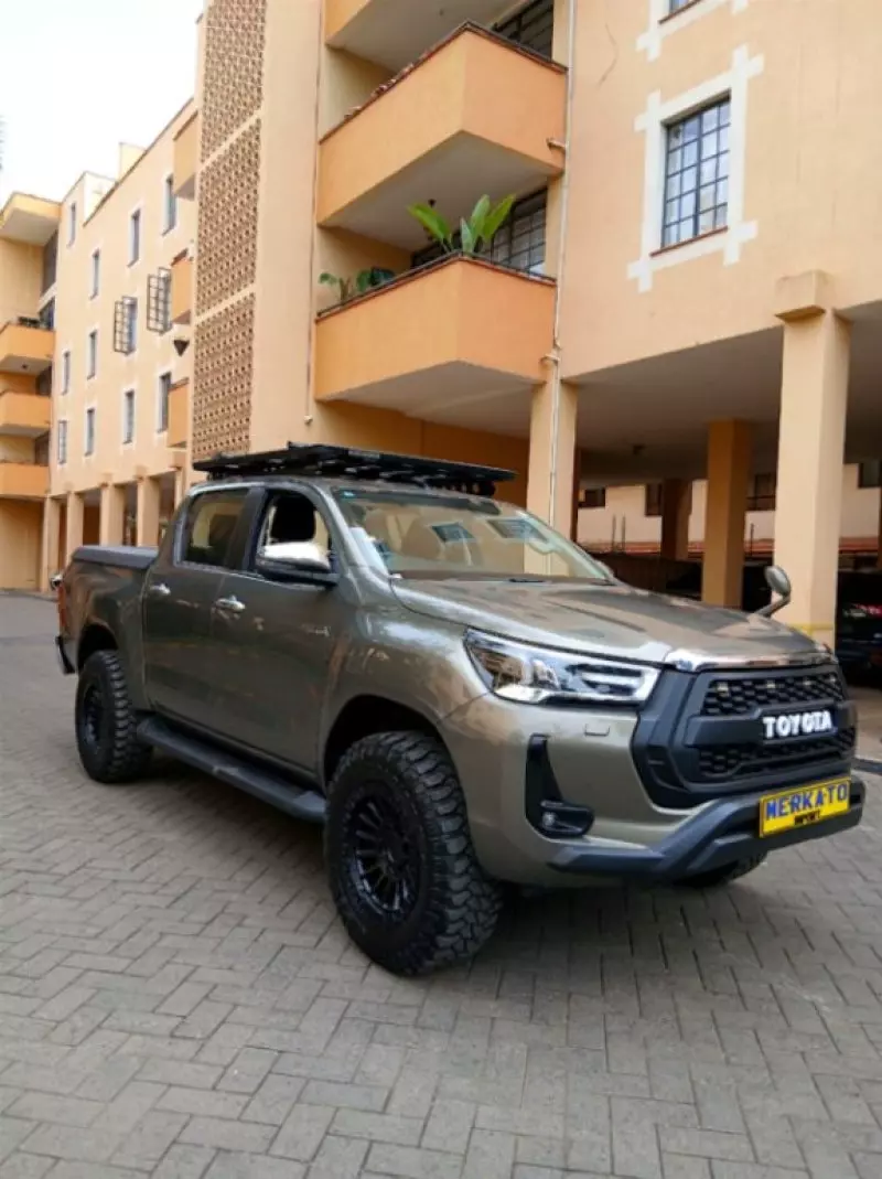 Toyota Hilux   - 2022