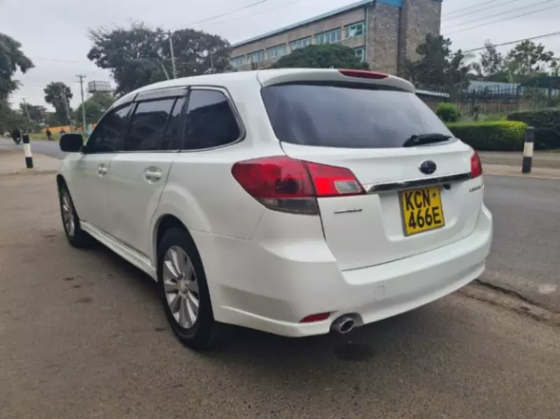 Subaru Legacy   - 2010