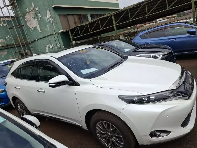 Toyota Harrier   - 2017