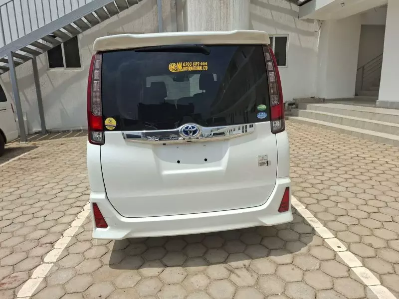 Toyota Noah Hybrid   - 2016
