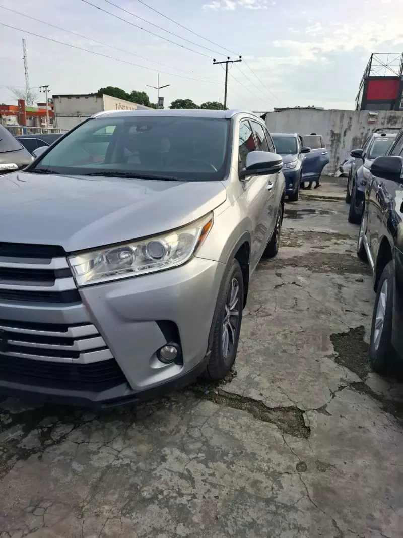 Toyota Highlander   - 2017