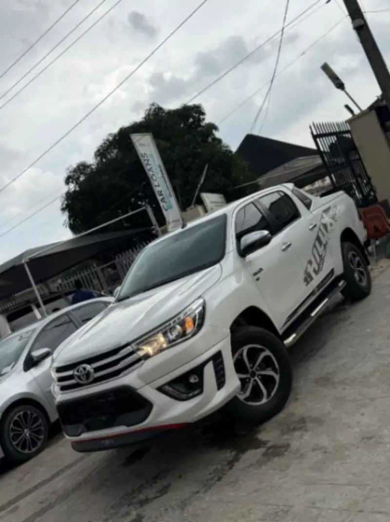 Toyota Hilux   - 2020