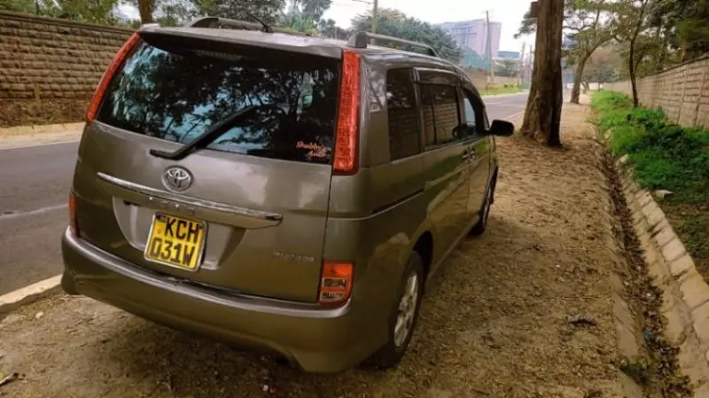 Toyota Isis    - 2008