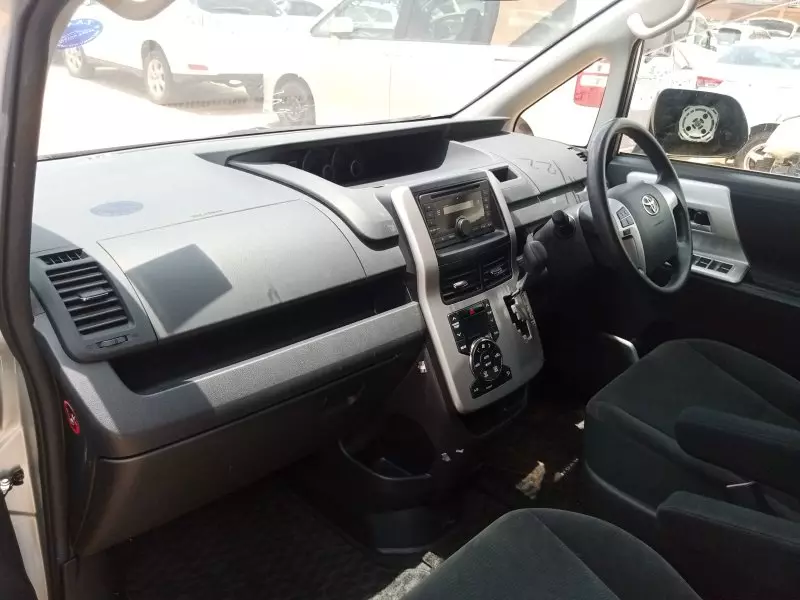 Toyota Noah   - 2011