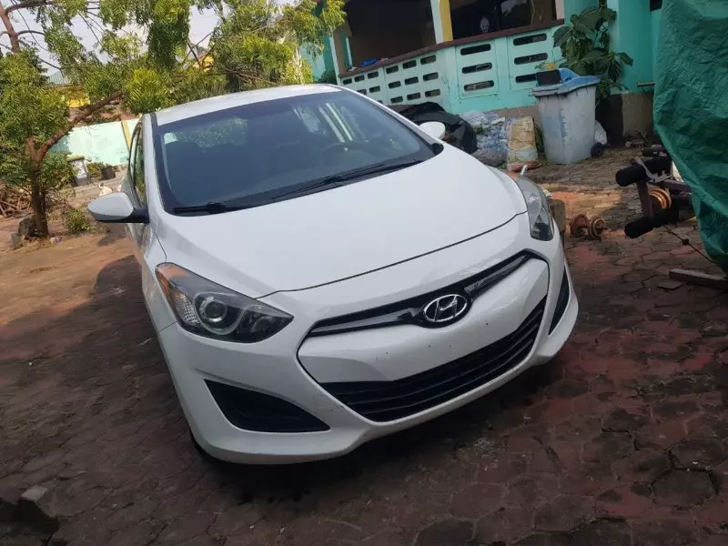 Hyundai Elantra   - 2015