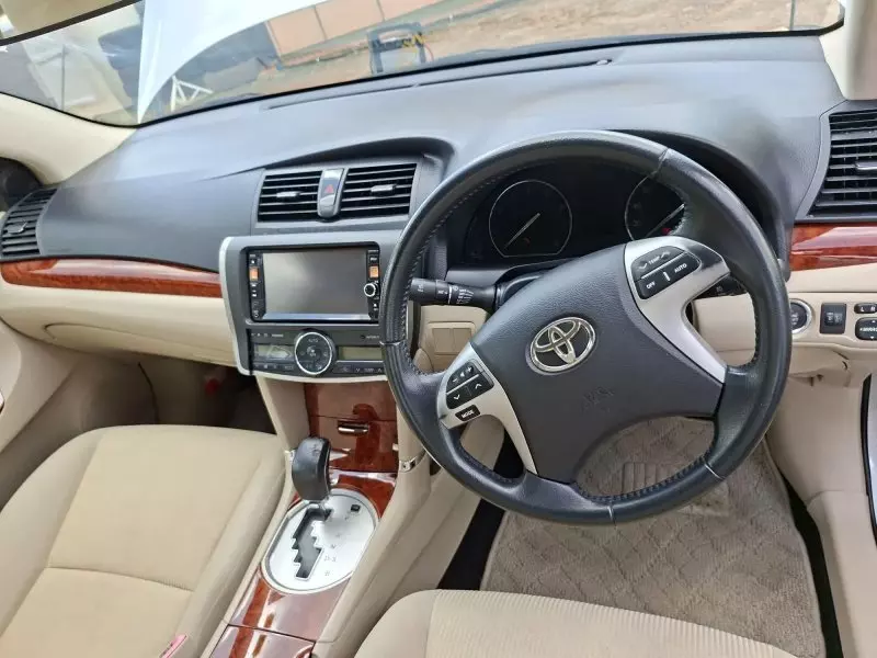 Toyota Premio    - 2012