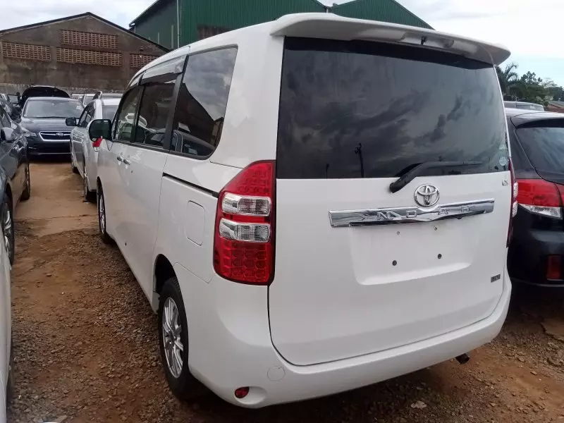 Toyota Noah   - 2012