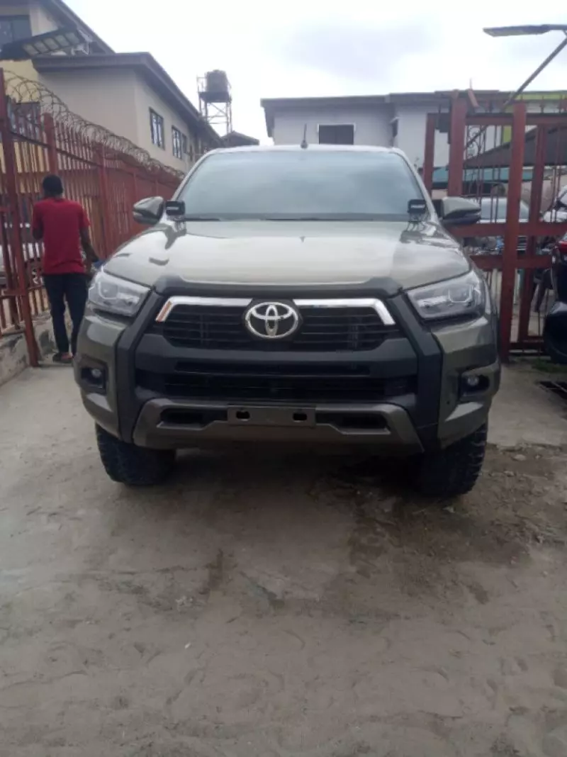 Toyota Hilux   - 2021