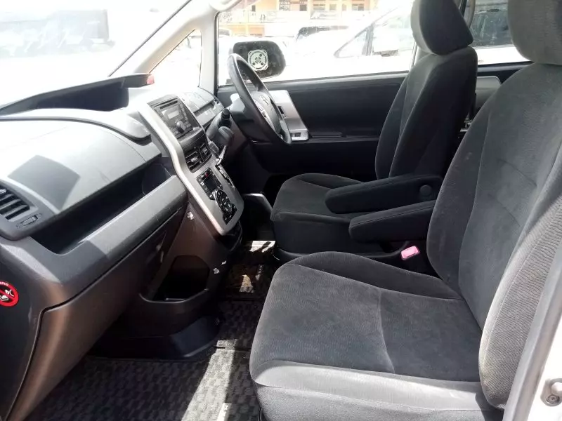 Toyota Noah   - 2011