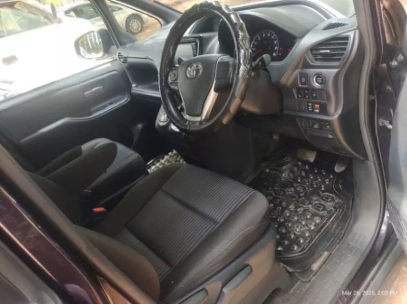 Toyota Noah   - 2017
