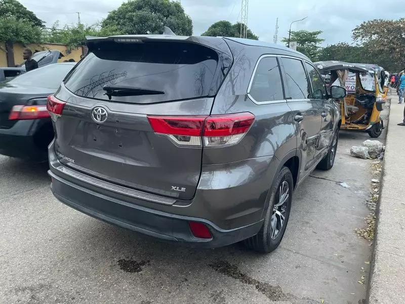 Toyota Highlander   - 2016