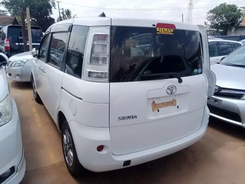 Toyota Sienta   - 2012
