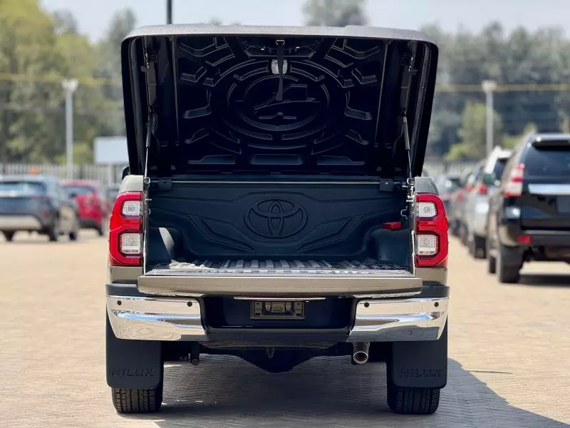 Toyota Hilux    - 2021