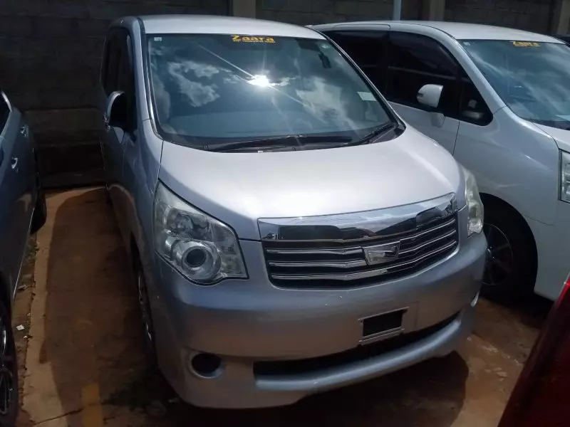 Toyota Noah   - 2012