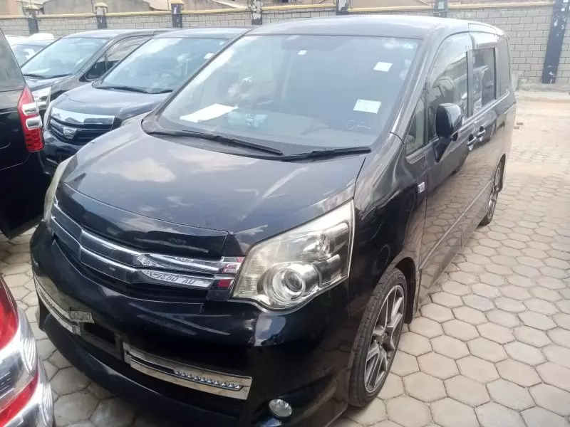 Toyota Noah   - 2012