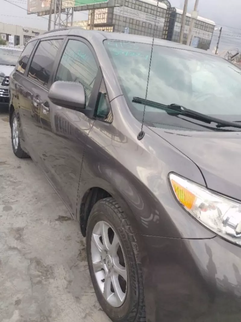 Toyota Sienna   - 2011