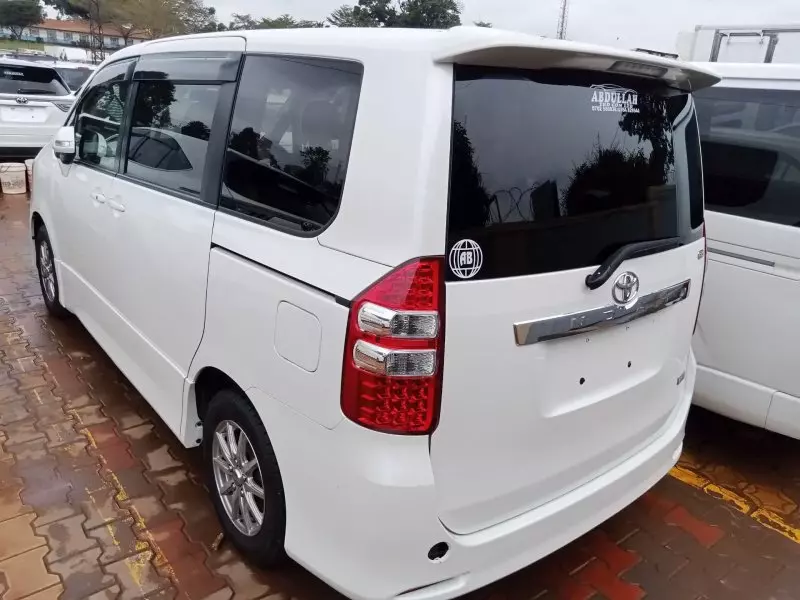 Toyota Noah   - 2011