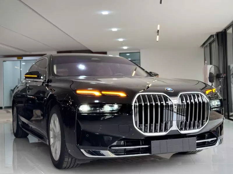 BMW 735   - 2025
