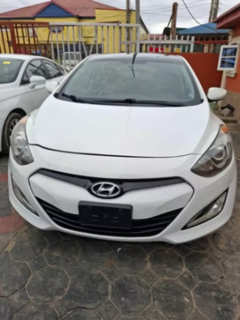 Hyundai Elantra   - 2013