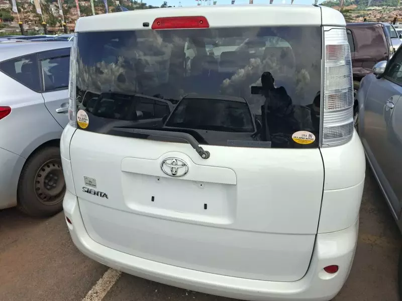 Toyota Sienta   - 2012