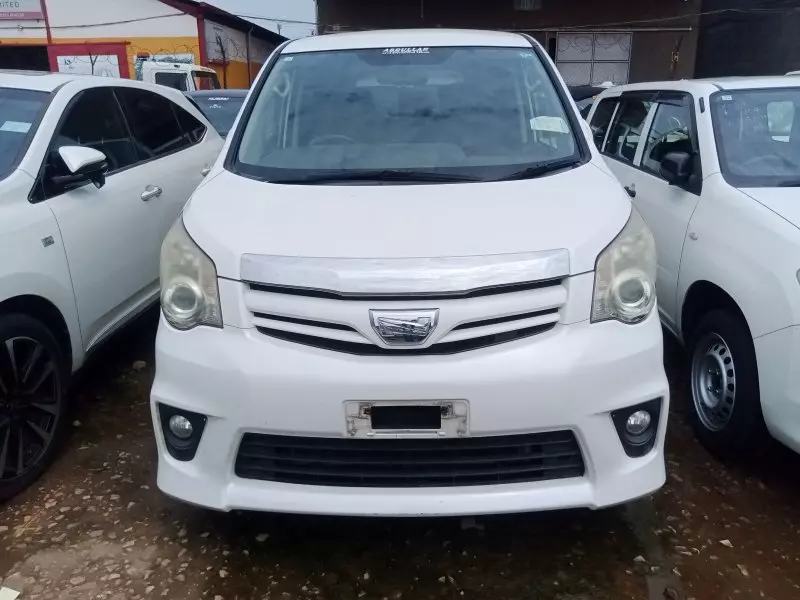 Toyota Noah   - 2012