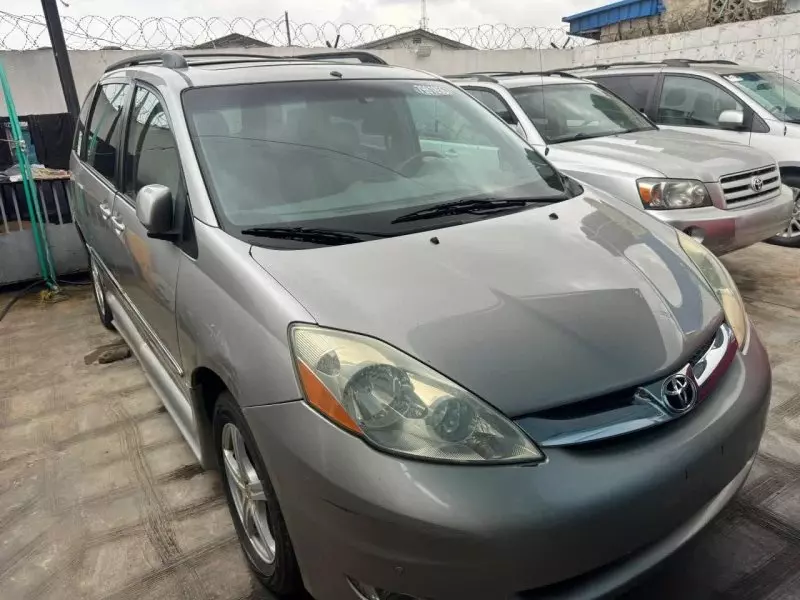 Toyota Sienna   - 2006