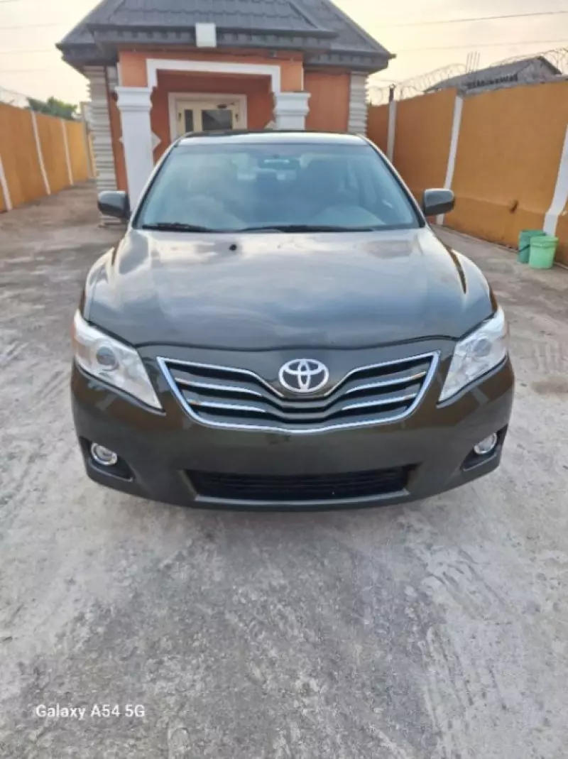 Toyota Camry   - 2011