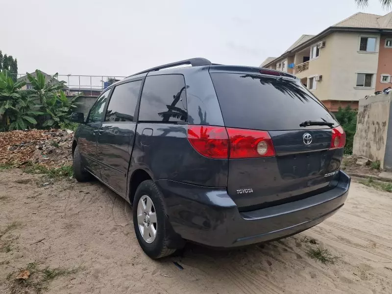 Toyota Sienna   - 2009
