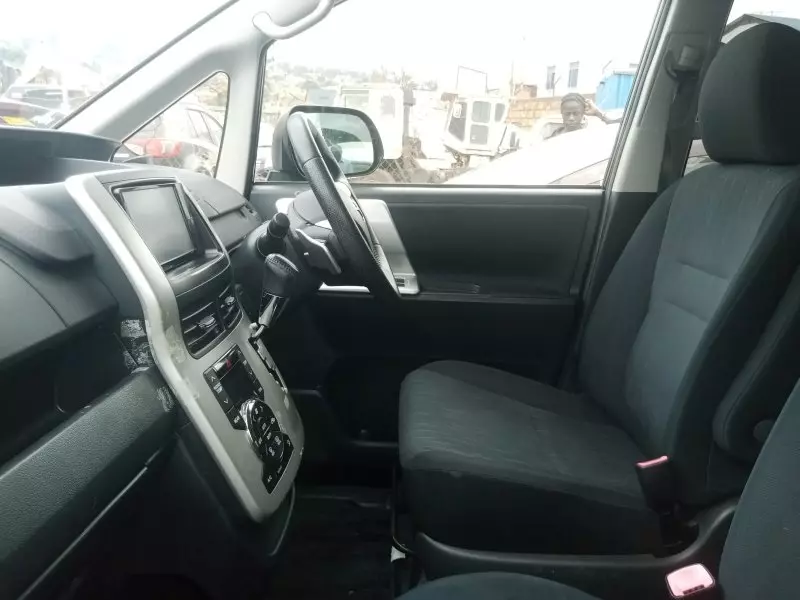 Toyota Noah   - 2012
