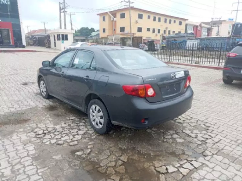 Toyota Corolla   - 2010