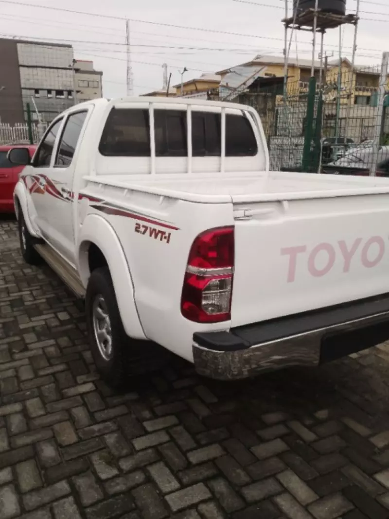Toyota Hilux    - 2012