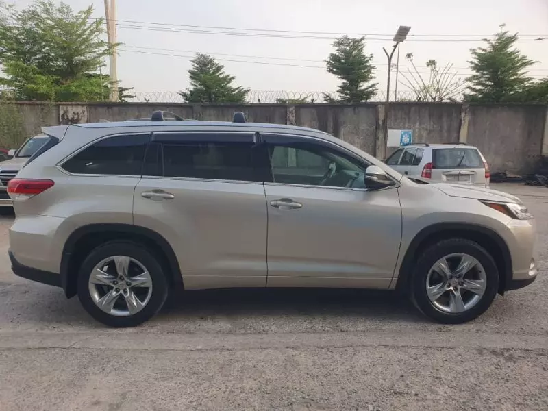 Toyota Highlander   - 2015