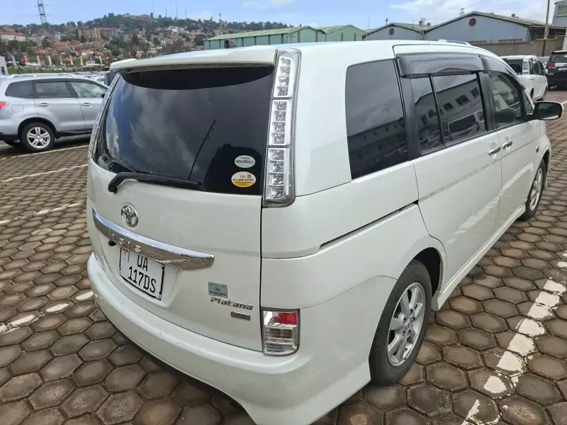 Toyota Isis    - 2012