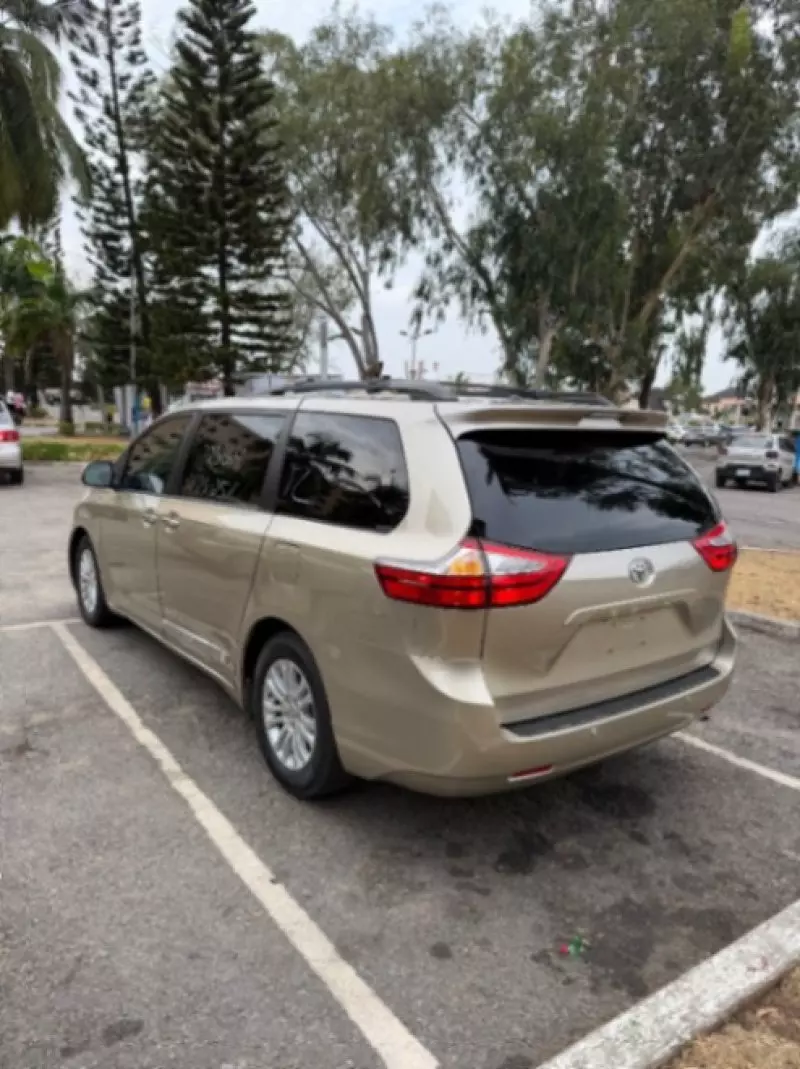 Toyota Sienna   - 2016