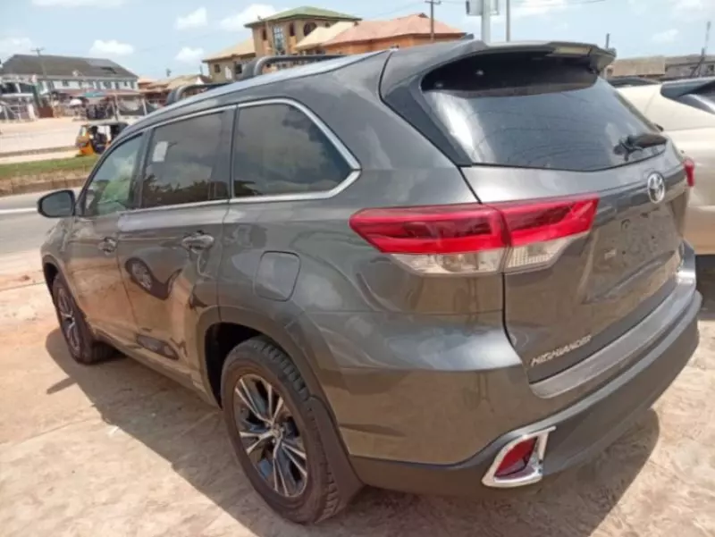 Toyota Highlander   - 2016