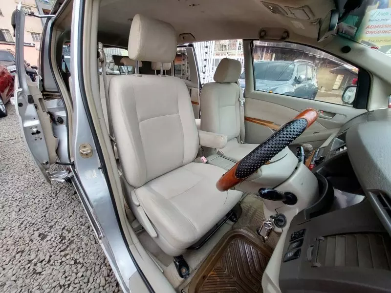 Toyota Isis    - 2009