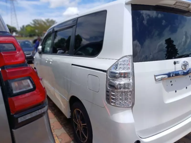 Toyota Noah   - 2013
