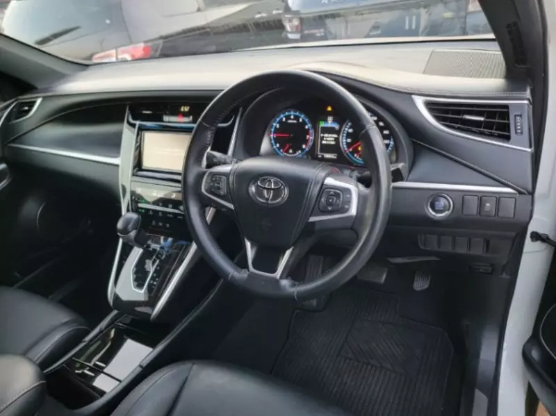 Toyota Harrier   - 2017