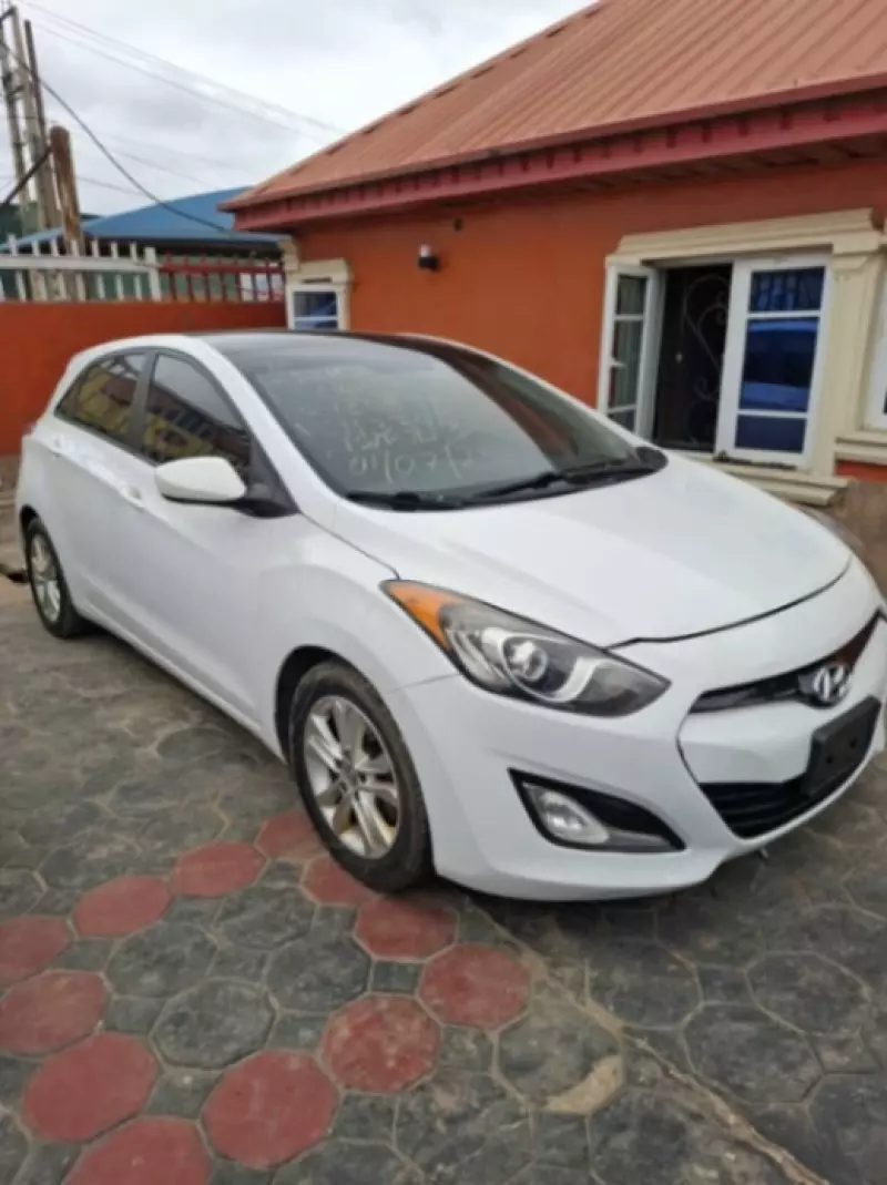 Hyundai Elantra   - 2013