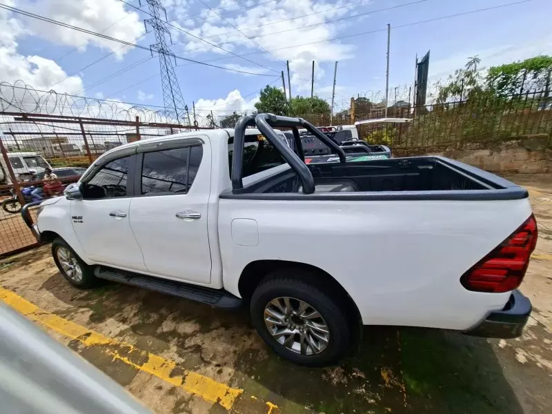 Toyota Hilux   - 2017