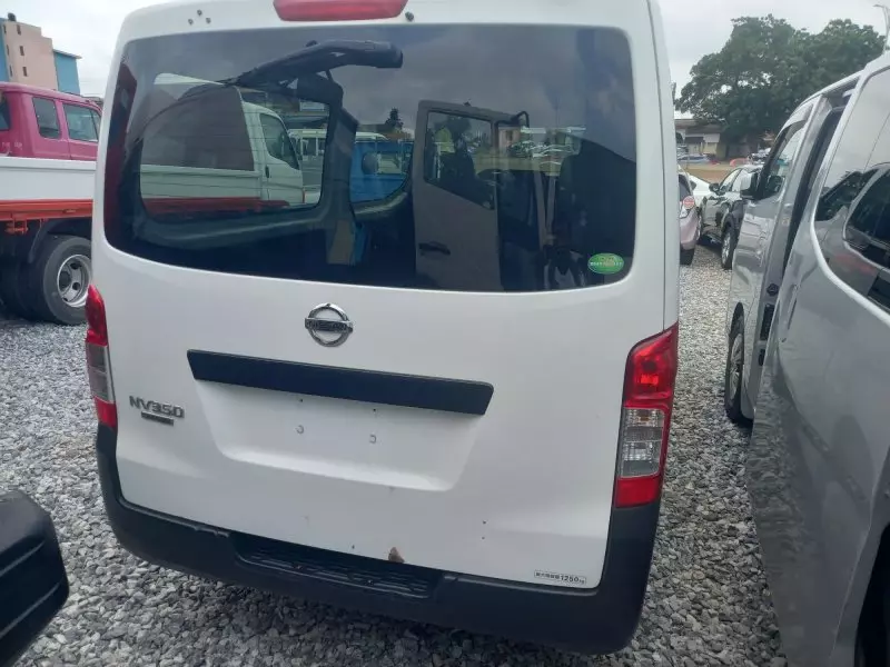 Nissan Caravan    - 2011