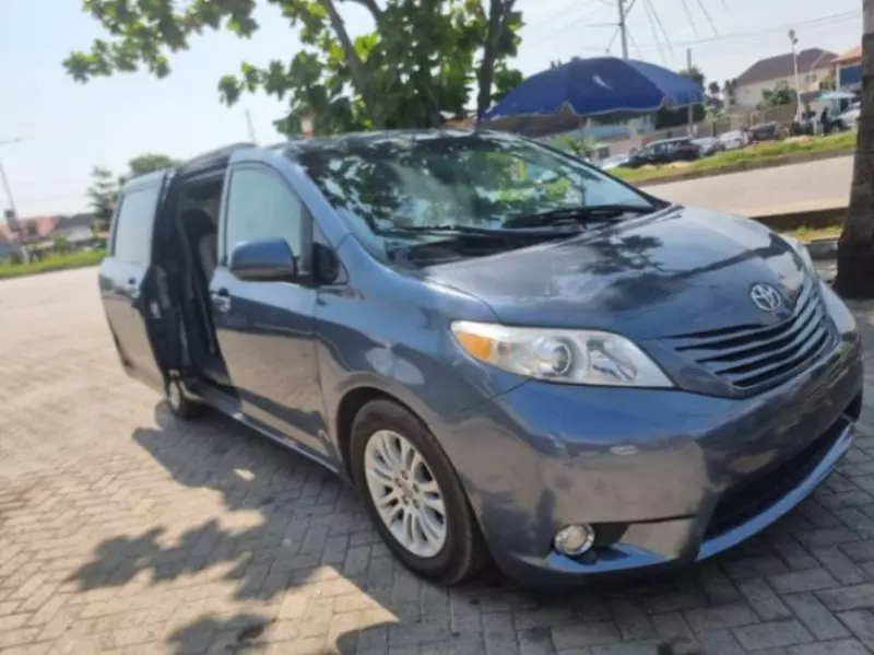 Toyota Sienna   - 2016