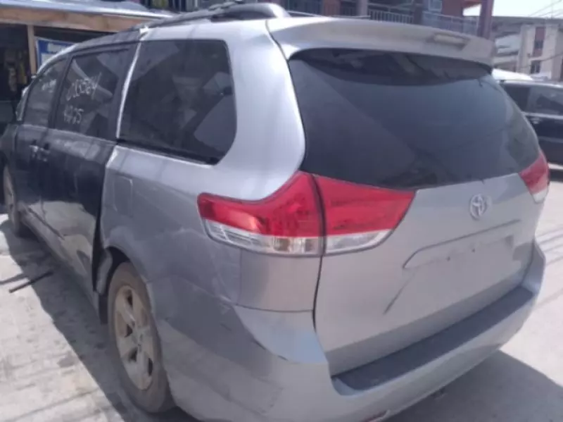 Toyota Sienna   - 2011