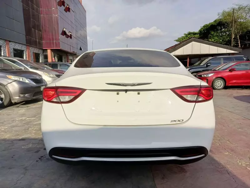 Chrysler 200   -