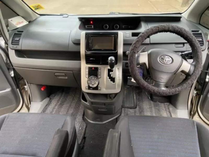 Toyota Noah   - 2008