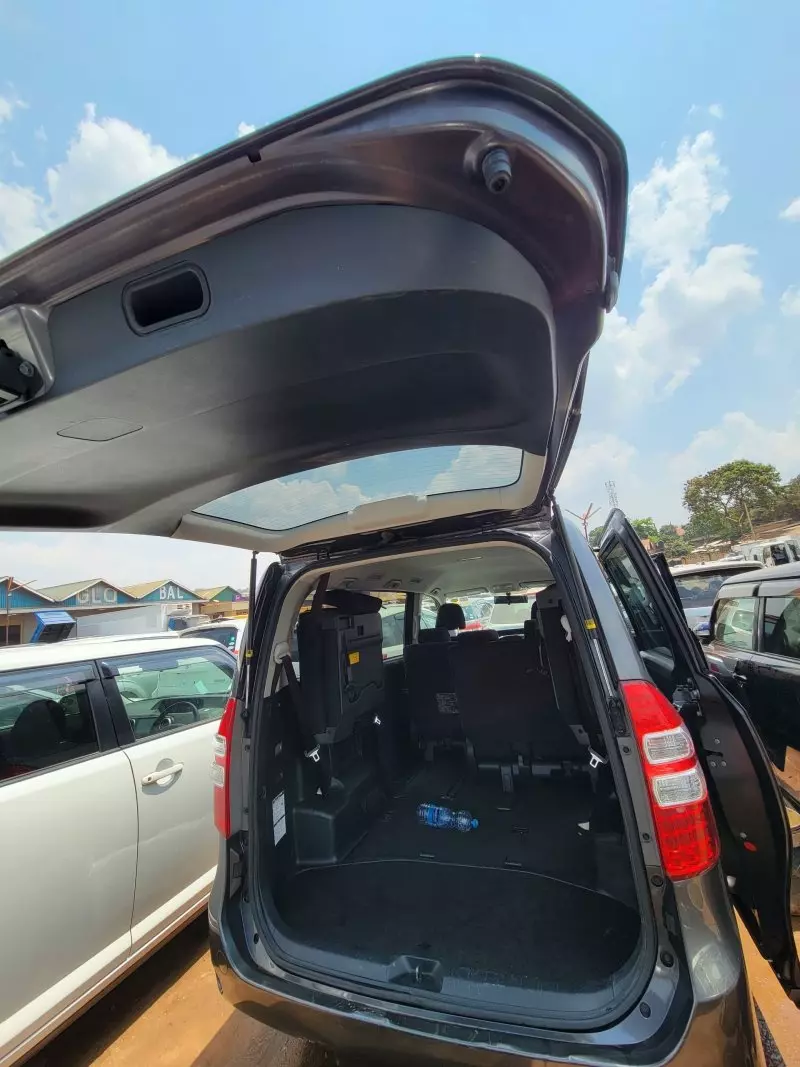 Toyota Noah   - 2011