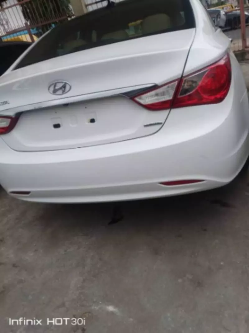 Hyundai Sonata   - 2012